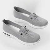 Sneakers i lätt material med flexibel sula