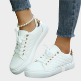 Moderna sneakers med detaljer och sydd textur