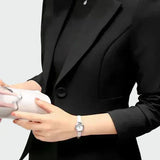 Dora – elegant svart kappa